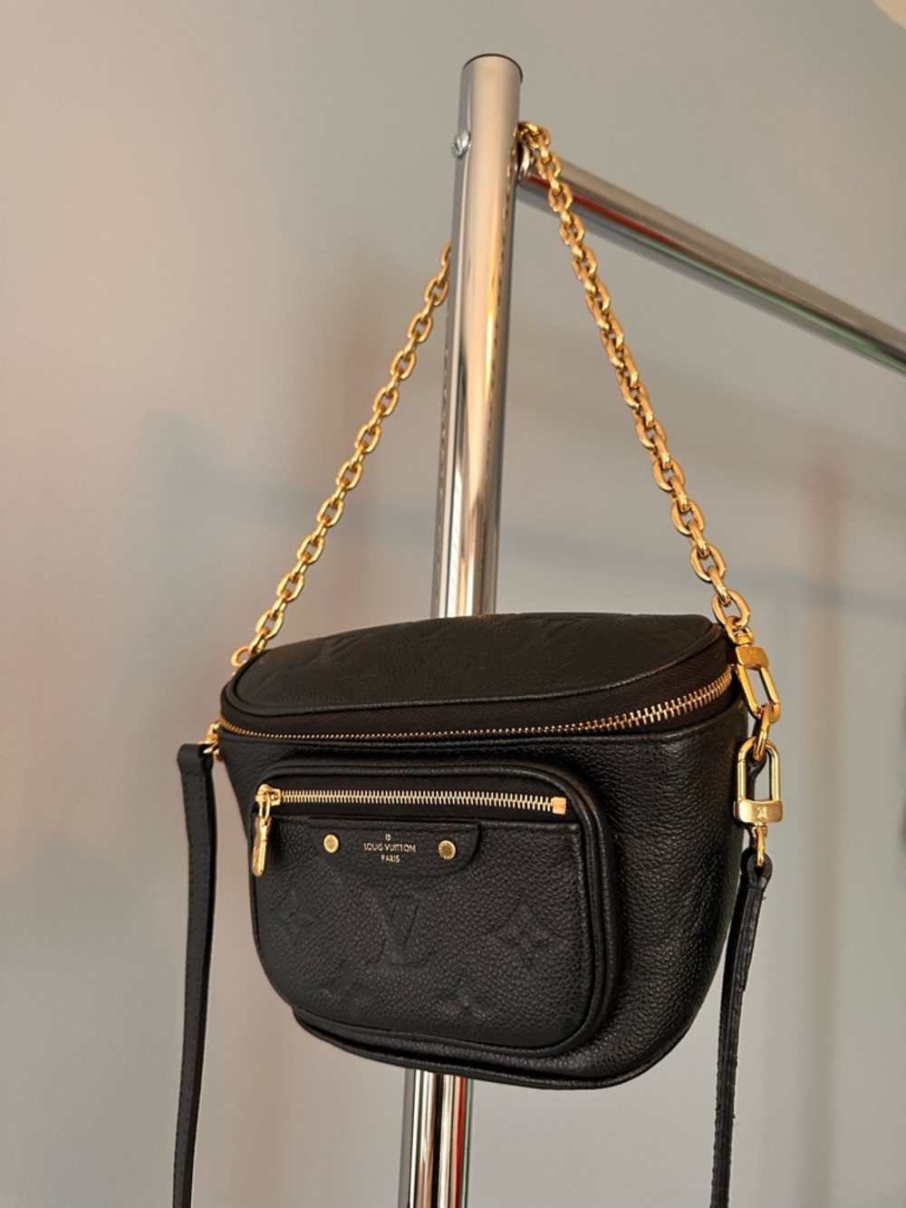 🌟💫 EUC! Louis Vuitton Black Leather Crossbody Belt Bag Gold Chain - Picture 4 of 11